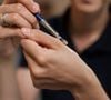 L'utilisation d'un pinceau adapté et le travail de la texture au doigt permettent donc d'éviter cet effet en estompant les cernes tout en légèreté.