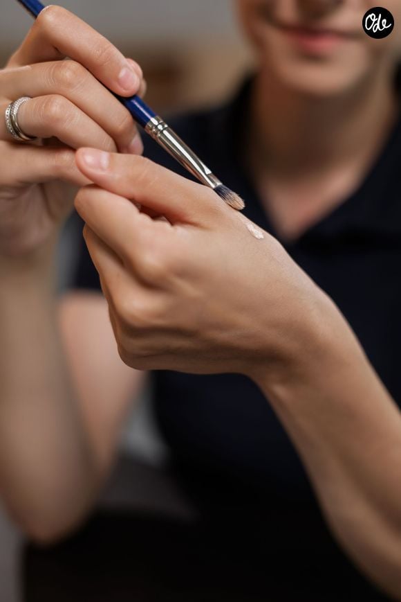 L'utilisation d'un pinceau adapté et le travail de la texture au doigt permettent donc d'éviter cet effet en estompant les cernes tout en légèreté.