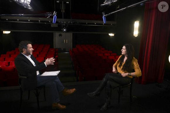 Fondatrice de l’ONG EliseCare, elle témoigne dans ses ouvrages de l’horreur des conflits et de son engagement sur le terrain.

Exclusif - Bernard Montiel, Élise Boghossian lors de l'enregistrement de l'émission Olympiascope présentée par B.Montiel à la Comédie de Paris le 6 mars 2025.  Cette émission sera diffusée le 1er juillet 2025. © Jack Tribeca/Bestimage