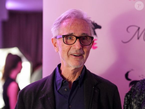 Thierry Lhermitte (Ambassadeur de HOPE) lors de la soirée annuelle de gala de l'association Hope au pavillon Gabriel à Paris le 14 octobre 2025.
L’association HOPE propose, à travers l’équithérapie et de nombreux ateliers artistiques, un accompagnement destiné aux femmes qui, après l’annonce de leur cancer, souhaitent se reconstruire émotionnellement et retrouver confiance en elles, au-delà du parcours médical.

© Anne-Sophie Guebey / Bestimage