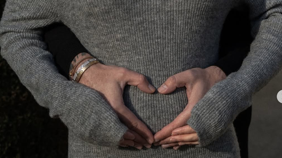 "Un petit être se prépare" : Après une récente épreuve, ces deux stars de télé attendent leur premier enfant ensemble