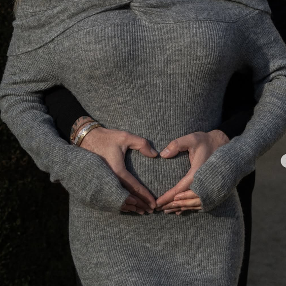 Stéphanie Clerbois et Nikola Lozina ont annoncé attendre leur premier enfant ensemble.

Nikola Lozina et Stephanie Clerbois annoncent attendre un enfant. Capture Instagram