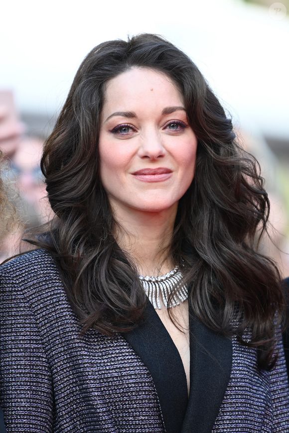 “Moi, j’ai besoin de temps pour réfléchir et je trouve qu'à la télé, on n’a pas tant de temps que ça pour réfléchir”, poursuit Marion Cotillard

Marion Cotillard - Montée des marches du film « Firebrand (Le jeu de la reine) » lors du 76ème Festival International du Film de Cannes, au Palais des Festivals à Cannes. Le 21 mai 2023
© Rachid Bellak / Bestimage
