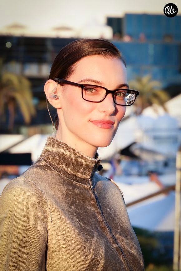Charlotte Cardin pose en backstage de l'émission "C à vous" lors du 78ème Festival International du Film de Cannes le 15 mai  2025. 

© Jack Tribeca / Bestimage