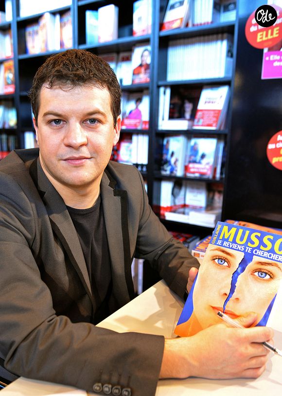 Guillaume Musso pose pendant le Salon du Livre de Paris qui se tient à la Porte de Versailles à Paris, France, le 15 mars 2009. Photo Giancarlo Gorassini/Abaca