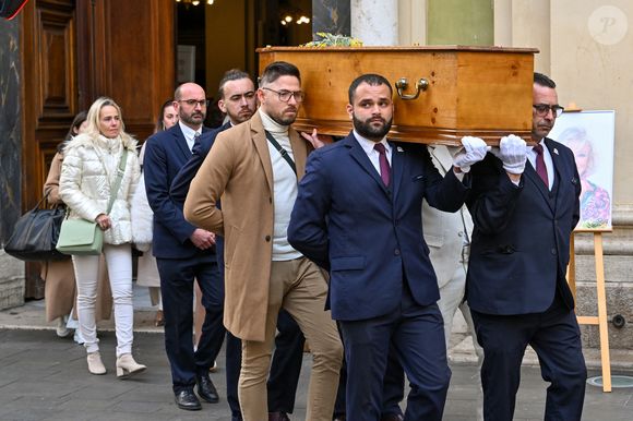 Le cercueil de la défunte avec Céline Olive (fille de E.Leclercq) à la sortie des obsèques d'Evelyne Leclercq en la cathédrale Sainte-Réparate de Nice, France, le 13 janvier 2026. Une tenue blanche ou claire est souhaitée pour la cérémonie. Ni fleurs, ni couronnes. Selon la volonté de la défunte Evelyne, des dons en faveur du pôle cancérologie Arnault Tzanck pourront être effectués par chèque à l'ordre de FDD AAT ou via un lien numérique HelloAsso - Campagne de dons, Institut du Cancer de Mougins. © Bruno Bebert/Bestimage