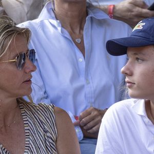 Sarah Poniatowski a changé sa manière de se nourrir, et cessé certaines anciennes mauvaises habitudes. 


Sarah Poniatowski (Lavoine) et son fils Roman - Célébrités dans les tribunes des internationaux de France de Roland Garros à Paris le 1er juin 2022. © Cyril Moreau - Dominique Jacovides/Bestimage