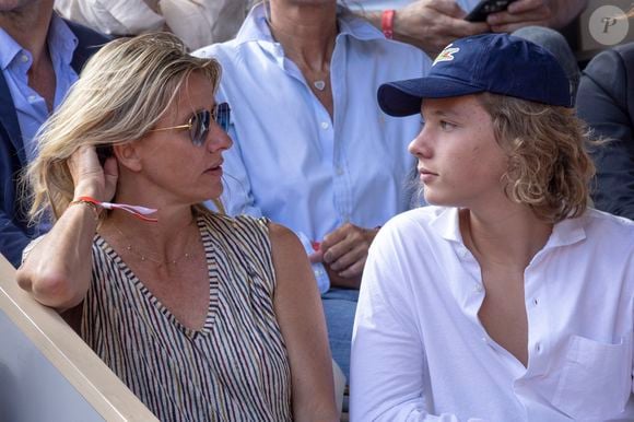 Sarah Poniatowski a changé sa manière de se nourrir, et cessé certaines anciennes mauvaises habitudes.
Sarah Poniatowski (Lavoine) et son fils Roman - Célébrités dans les tribunes des internationaux de France de Roland Garros à Paris le 1er juin 2022. © Cyril Moreau - Dominique Jacovides/Bestimage