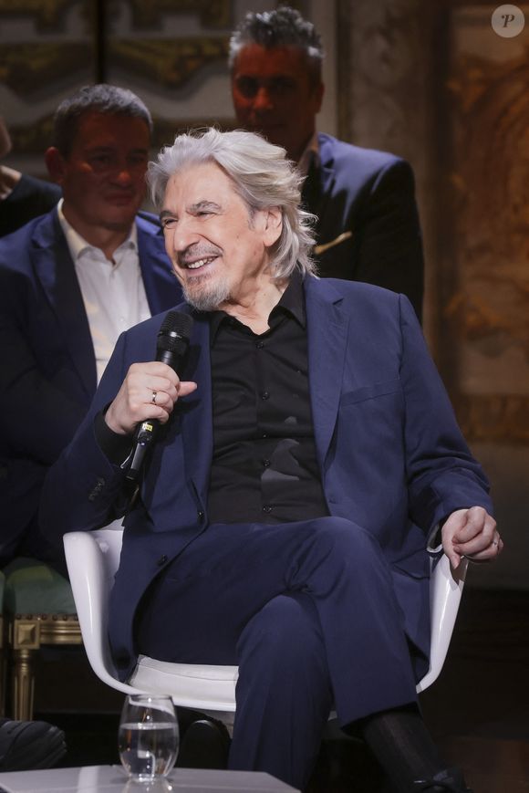 Exclusif - Exclusif - Serge Lama - Enregistrement de l'émission "Le Grand Echiquier, le printemps à Versailles", présentée par C.Chazal et diffusée le 31 mars sur France 2
© Jack Tribeca / Bestimage
Le grand rendez-vous culturel présenté par C.Chazal, nous donne rendez-vous dans ce second Grand Échiquier exceptionnel dédié à Versailles.
Une émission événement qui permet de parcourir le château et d'offrir un magnifique écrin aux invités, dans un lieu rempli d'histoire, grâce au dispositif exceptionnel du réalisateur F.Goetghebeur dans l'Opéra royal et la galerie des Glaces, symbole du rayonnement de cette résidence royale.
Le grand échiquier est un lieu de rencontre où se mêlent tous les arts et toutes les générations d'artistes.
Ce soir, nous visitons ce merveilleux château mais aussi célébrons la nature.Versailles au printemps, c'est l'explosion des sens, et c'est avec des invités exceptionnels que C.Chazal va partager cette soirée.
J.Clerc va chanter ses plus belles chansons, dont un très bel hommage à S.Lama, qui sera présent.Nous retrouverons N.Sirkis et son groupe Indochine, B.Biolay qui revient dans son disque sur son enfance à Sète, J.Gayet qui rend hommage aux musiques de films, tout comme le pianiste A.Tharaud, le violoniste R.Capuçon qui célèbre les saisons de Vilvaldi, le chef M.Herzog et la danseuse de l'Opéra de Paris M.Barbeau qui nous fera le plaisir d'improviser pour nous... Mais aussi les meilleurs danseurs de Hip Hop, sans oublier le rappeur Dosseh, la franco-algérienne S.Massi et la jeune Santa du groupe Hyphen Hyphen.Nous écouterons les artistes lyriques M.Spyres, immense ténor qui a triomphé dans Carmen, tout comme la Mezzo-Soprano G.Arquez et l'étonnant B.deSà à la voix de Soprano.Nous accueillerons le producteur et musicien B.Burgalat, qui célèbre les 100 ans de la musique enregistrée dans une très belle exposition, à découvrir... Et c'est le jardinier en chef de Versailles A.Baraton qui nous guidera à travers les bosquets et l'histoire de ce parc unique pendant toute l'émission.
Tous nos invités seront accompagnés du Grand Orchestre de l'Opéra Royal de Versailles et son chef V.Jacob.
Le temps d'une soirée, Le grand échiquier devient la plus grande salle de spectacles de France.