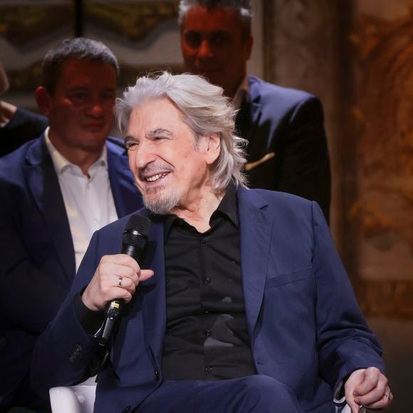 Exclusif - Exclusif - Serge Lama - Enregistrement de l'émission "Le Grand Echiquier, le printemps à Versailles", présentée par C.Chazal et diffusée le 31 mars sur France 2
© Jack Tribeca / Bestimage
Le grand rendez-vous culturel présenté par C.Chazal, nous donne rendez-vous dans ce second Grand Échiquier exceptionnel dédié à Versailles.
Une émission événement qui permet de parcourir le château et d'offrir un magnifique écrin aux invités, dans un lieu rempli d'histoire, grâce au dispositif exceptionnel du réalisateur F.Goetghebeur dans l'Opéra royal et la galerie des Glaces, symbole du rayonnement de cette résidence royale.
Le grand échiquier est un lieu de rencontre où se mêlent tous les arts et toutes les générations d'artistes.
Ce soir, nous visitons ce merveilleux château mais aussi célébrons la nature.Versailles au printemps, c'est l'explosion des sens, et c'est avec des invités exceptionnels que C.Chazal va partager cette soirée.
J.Clerc va chanter ses plus belles chansons, dont un très bel hommage à S.Lama, qui sera présent.Nous retrouverons N.Sirkis et son groupe Indochine, B.Biolay qui revient dans son disque sur son enfance à Sète, J.Gayet qui rend hommage aux musiques de films, tout comme le pianiste A.Tharaud, le violoniste R.Capuçon qui célèbre les saisons de Vilvaldi, le chef M.Herzog et la danseuse de l'Opéra de Paris M.Barbeau qui nous fera le plaisir d'improviser pour nous... Mais aussi les meilleurs danseurs de Hip Hop, sans oublier le rappeur Dosseh, la franco-algérienne S.Massi et la jeune Santa du groupe Hyphen Hyphen.Nous écouterons les artistes lyriques M.Spyres, immense ténor qui a triomphé dans Carmen, tout comme la Mezzo-Soprano G.Arquez et l'étonnant B.deSà à la voix de Soprano.Nous accueillerons le producteur et musicien B.Burgalat, qui célèbre les 100 ans de la musique enregistrée dans une très belle exposition, à découvrir... Et c'est le jardinier en chef de Versailles A.Baraton qui nous guidera à travers les bosquets et l'histoire de ce parc unique pendant toute l'émission.
Tous nos invités seront accompagnés du Grand Orchestre de l'Opéra Royal de Versailles et son chef V.Jacob.
Le temps d'une soirée, Le grand échiquier devient la plus grande salle de spectacles de France.