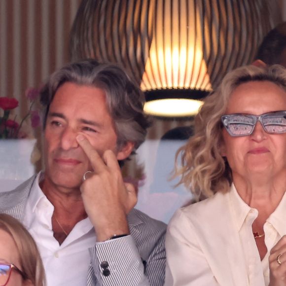Laurent Solly et sa femme Caroline Roux - Célébrités dans les tribunes de la finale homme des Internationaux de France de tennis de Roland Garros 2024 à Paris le 9 juin 2024. © Jacovides-Moreau/Bestimage