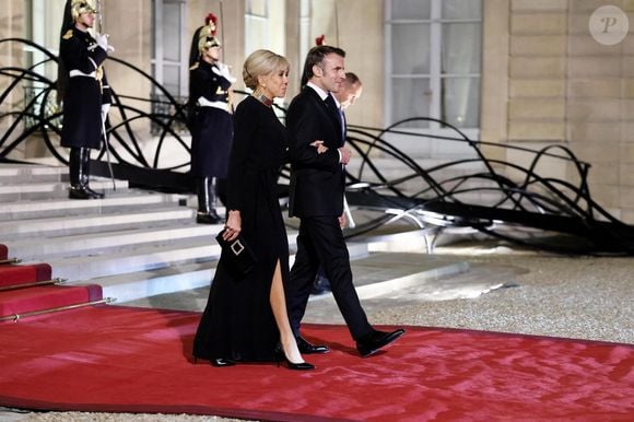 Brigitte et Emmanuel Macron - Dîner d'Etat en l'honneur de Bola Tinubu, Président de la République fédérale du Nigéria et de sa femme Oluremi Tinubu  au Palais de l'Elysée à Paris le 28 Novembre 2024. © Dominique Jacovides/Bestimage