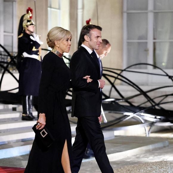 Brigitte et Emmanuel Macron - Dîner d'Etat en l'honneur de Bola Tinubu, Président de la République fédérale du Nigéria et de sa femme Oluremi Tinubu  au Palais de l'Elysée à Paris le 28 Novembre 2024. © Dominique Jacovides/Bestimage