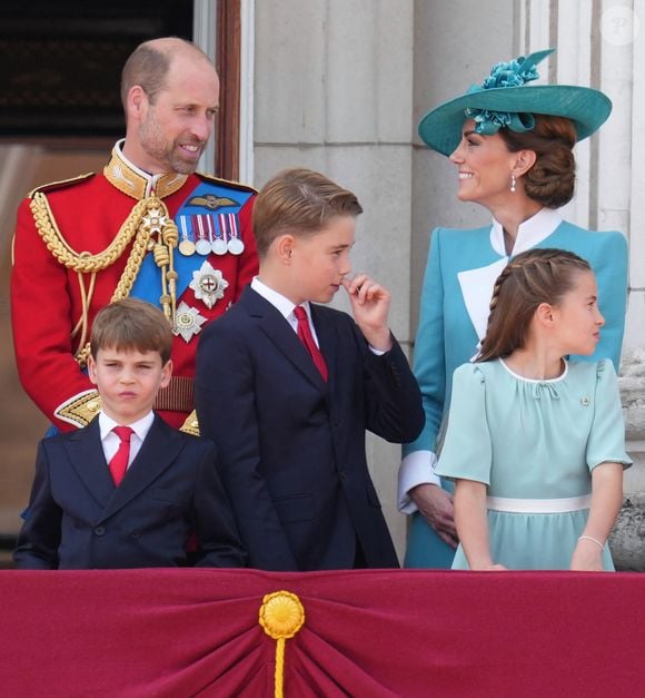 qu'elle allège suivant les besoins et surtout, suivant sa santé

Le prince William, prince de Galles, Le prince Louis de Galles, Le prince George de Galles, Catherine (Kate) Middleton, princesse de Galles, La princesse Charlotte de Galles - Les membres de la famille royale britannique au balcon de Buckingham Palace lors de la cérémonie Trooping the Colour à Londres, le 14 juin 2025.
© Jams Whatling / Julien Burton / Bestimage