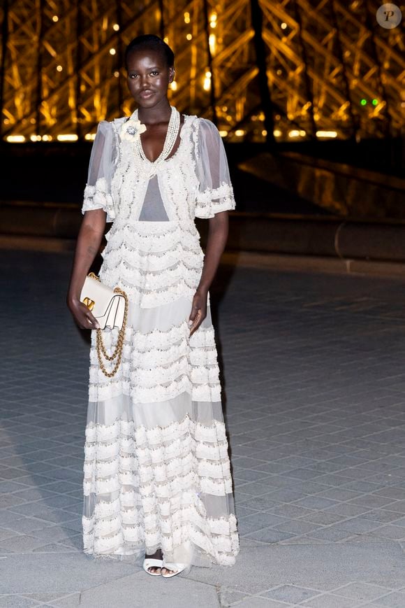Adut Akech - Photo Call du « Le Grand Diner du Louvre « lors de la Fashion Week  à Paris le 5 mars 2025. © Olivier Borde /Bestimage