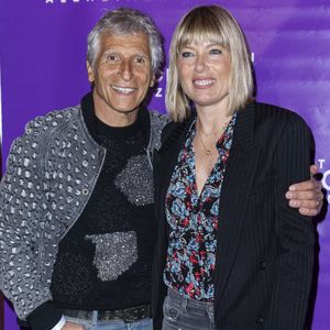 Nagui reconnaît lui-même que cette nouvelle rentrée va "changer le rythme de leur vie".

Nagui et sa femme Mélanie Page au photocall de la soirée de gala de la Fondation Recherche Alzheimer- Paris 2026 à l'Olympia le 30 mars 2026. © Borde / Rindoff / Bestimage