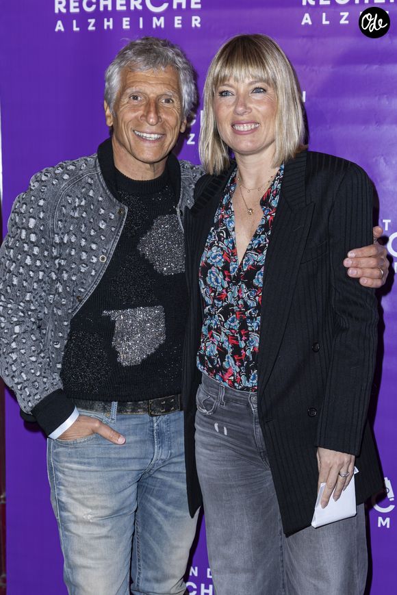 Nagui reconnaît lui-même que cette nouvelle rentrée va "changer le rythme de leur vie".

Nagui et sa femme Mélanie Page au photocall de la soirée de gala de la Fondation Recherche Alzheimer- Paris 2026 à l'Olympia le 30 mars 2026. © Borde / Rindoff / Bestimage