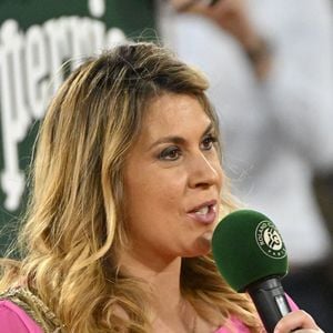 Dans une interview au "Crayon", l'ancienne joueuse de tennis déplore que les corps maigres soient à nouveau trop souvent montrés comme une normalité, de nos jours.
Marion Bartoli interview C. Alcaraz sur le court central lors des internationaux de France de tennis de Roland Garros 2023 le 6 juin 2023. Chryslene Caillaud / Panoramic / Bestimage