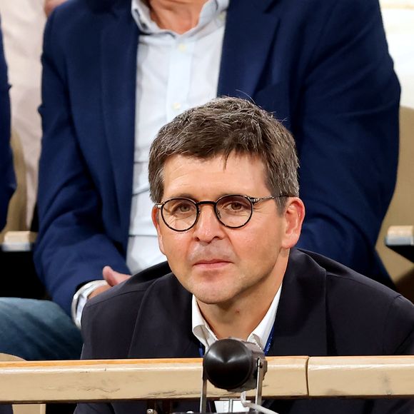 Par ailleurs, il n'en dit pas plus quant au diagnostic, mais d'après "Paris Match", le journaliste souffrirait d'une double fracture du tibia et du péroné après un accident de vélo.

Thomas Sotto dans les tribunes lors des Internationaux de France de Tennis de Roland Garros 2025, à Paris, France, le 4 juin 2025. © Jacovides-Moreau/Bestimage