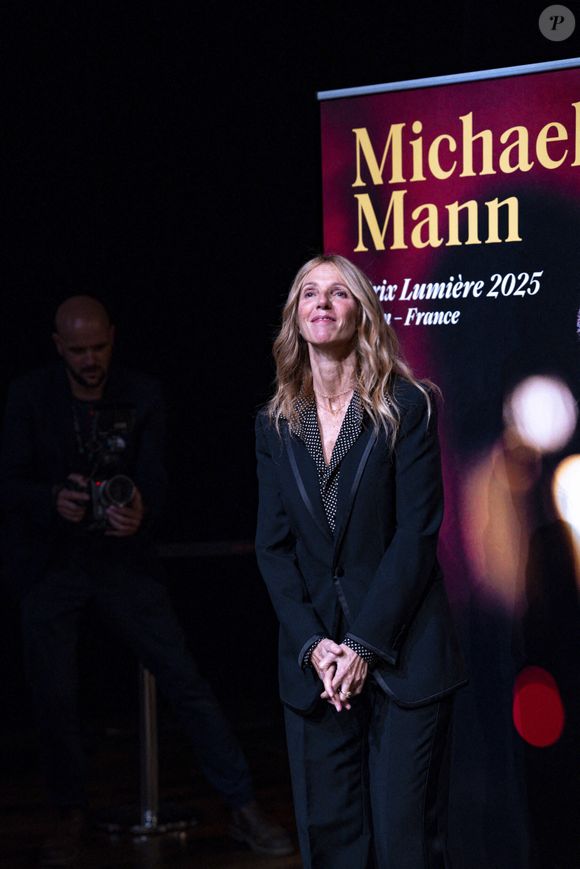 Sandrine Kiberlain assiste à la cérémonie du Prix Lumière 2025 remis à Michael Mann lors du Festival Lumière 2025 à Lyon le 17 octobre 2025. © Sandrine Thesillat/PsNewZ/Bestimage