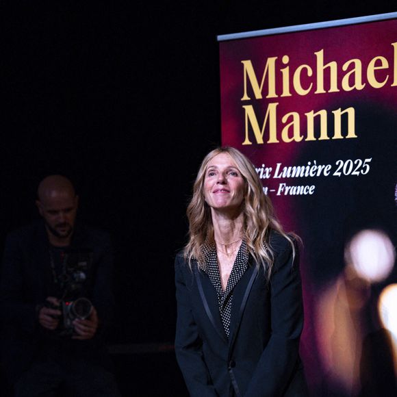 Sandrine Kiberlain assiste à la cérémonie du Prix Lumière 2025 remis à Michael Mann lors du Festival Lumière 2025 à Lyon le 17 octobre 2025. © Sandrine Thesillat/PsNewZ/Bestimage