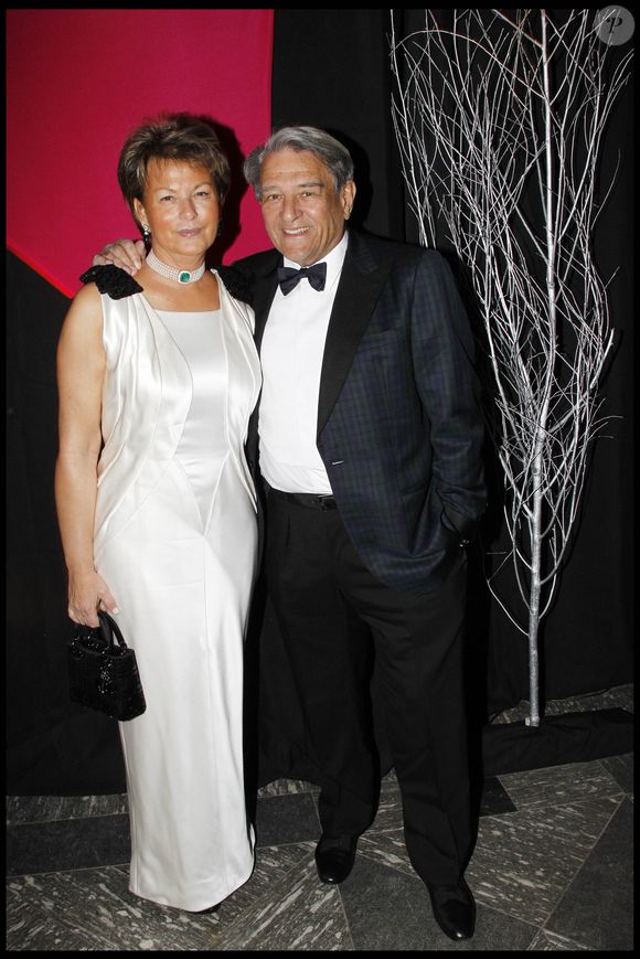 Il y a deux ans, Nicolas Ullens, l'un des fils du baron Guy Ullens de Schooten Whettnall a froidement abattu sa belle-mère Myriam Ullens.

Baron Guy Ullens de Shooten et la Baronne Myriam Ullens de Shooten - Soirée de Gala de la 29ème nuit des neiges à Crans-Montana en Suisse en 2012. (BERTRAND RINDOFF PETROFF / BESTIMAGE).