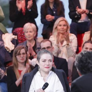Exclusif -  Claude Lelouch, Emilie Dequenne sur le plateau de l'émisson "C à vous" lors du 77ème Festival International du Film de Cannes le 15 mai 2024.
L’année dernière, en octobre, Émilie Dequenne a annoncé sur son compte Instagram être atteinte d’un « cancer rare ». Malgré les craintes, six mois plus tard, elle a révélé être en rémission complète.

Cette bonne nouvelle, elle l’avait partagée en avril 2024 sur son compte Instagram également. À cette occasion, elle a révélé sa « nouvelle coiffure » présentant des cheveux très courts et gris. Après cette bataille contre la maladie, Émilie Dequenne est revenue plus forte que jamais et l’a démontré en montant les marches. © Jack Tribeca / Bestimage