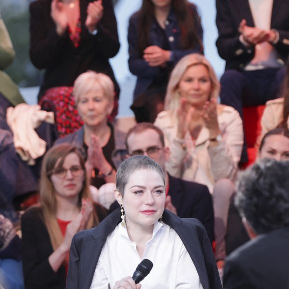 Exclusif -  Claude Lelouch, Emilie Dequenne sur le plateau de l'émisson "C à vous" lors du 77ème Festival International du Film de Cannes le 15 mai 2024.
L’année dernière, en octobre, Émilie Dequenne a annoncé sur son compte Instagram être atteinte d’un « cancer rare ». Malgré les craintes, six mois plus tard, elle a révélé être en rémission complète.

Cette bonne nouvelle, elle l’avait partagée en avril 2024 sur son compte Instagram également. À cette occasion, elle a révélé sa « nouvelle coiffure » présentant des cheveux très courts et gris. Après cette bataille contre la maladie, Émilie Dequenne est revenue plus forte que jamais et l’a démontré en montant les marches. © Jack Tribeca / Bestimage