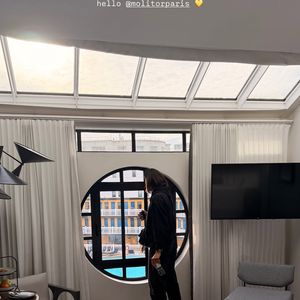 C’est au Molitor Hôtel, situé dans le 16e arrondissement de Paris, qu’elle a décidé de poser ses bagages le temps de la compétition.

Laure Manaudou se prépare à effectuer son tout premier marathon en compagnie de son grand frère Nicolas