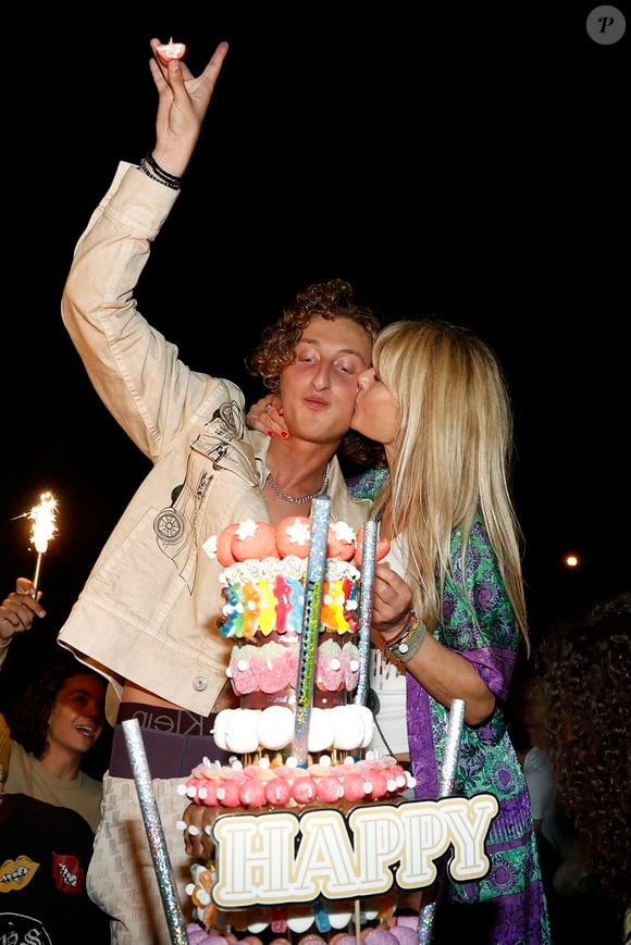 Exclusif - Isabelle Camus et Joalukas Noah (gâteau) lors de la soirée d'anniversaire de Joalukas Noah, fils de Yannick Noah et Isabelle Camus, pour ses 18 ans à Paris le 10 juin 2022.

© Cyril Moreau / Bestimage