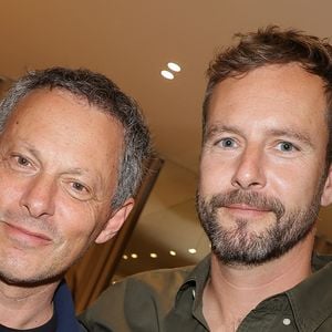 Exclusif - Marc-Olivier Fogiel et son mari François Roelants - Dédicace du livre "Mères Filles" à la boutique Apostrophe à Paris le 16 avril 2026. © Coadic Guirec/Bestimage