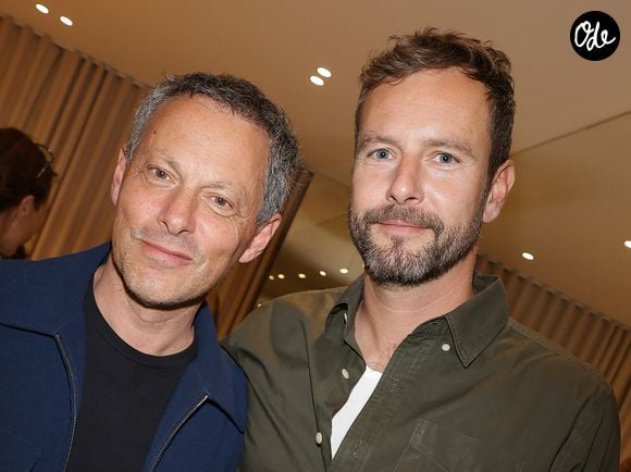 Exclusif - Marc-Olivier Fogiel et son mari François Roelants - Dédicace du livre "Mères Filles" à la boutique Apostrophe à Paris le 16 avril 2026. © Coadic Guirec/Bestimage