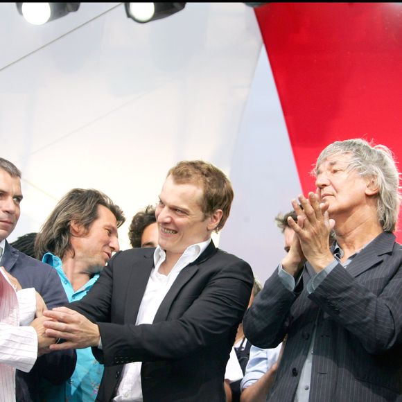 Ces deux célèbres artistes français se sont éloignés avec le temps

Le chanteur Renaud, Ségolène Royal, Philippe Torreton, Bénabar, Jacques Higelin, Romane Serda - People au dernier meeting de Ségolène Royal dans le cadre de la campagne présidentielle au stade Charléty à Paris - De nombreuses stars de la chanson française sont venues soutenir la candidate en donnant un grand concert gratuit. © BAHI-JACOVIDES / BESTIMAGE