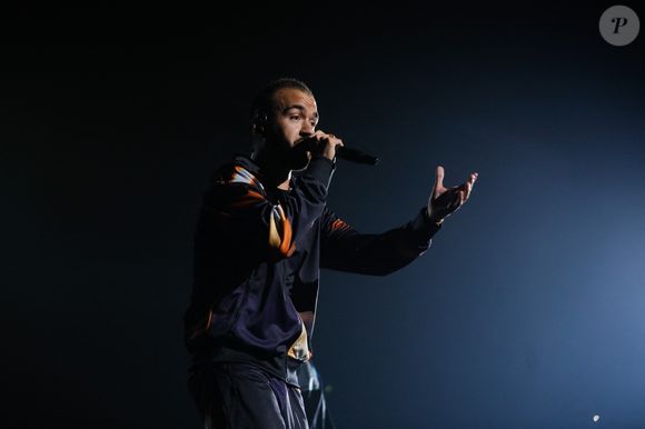 Oli raconte d'ailleurs qu'il essaie de goûter, régulièrement, à cette "vraie vie". "Moi, je suis allé tout seul à un concert, la dernière fois, confie le musicien. Je suis allé à l'Olympia, tout seul, et je me suis assis sur les marches, j'attendais un verre. J'ai kiffé !" 

Exclusif - Oli - Concert "Release Party" de Bigflo et Oli à l'occasion de la sortie de leur nouvel album "Les autres, c'est nous" à l'AccorHotels Arena à Paris, France, le 24 juin 2022. © Christophe Clovis / Bestimage
