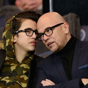 Pascal Obispo et son fils Sean au match des huitièmes de finale aller de la Ligue des champions, Psg - Chelsea au parc des Princes à Paris le 16 février 2016.