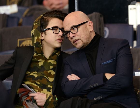 Pascal Obispo et son fils Sean au match des huitièmes de finale aller de la Ligue des champions, Psg - Chelsea au parc des Princes à Paris le 16 février 2016.