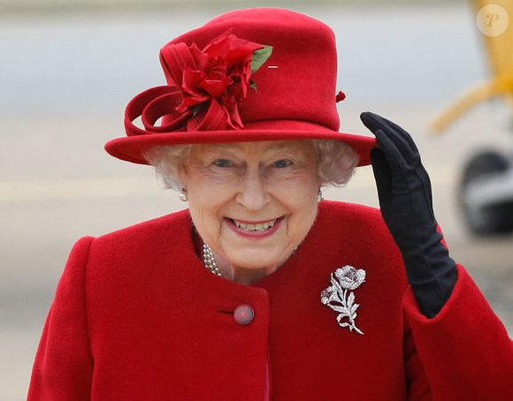 Elizabeth II accueillie par le prince William lors de sa visite à la RAF Valley à Anglesey. Photo par  GOFF  / BESTIMAGE