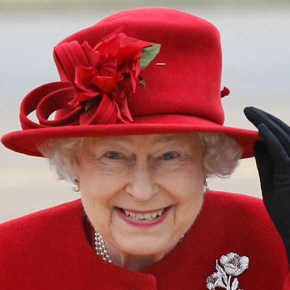 Elizabeth II accueillie par le prince William lors de sa visite à la RAF Valley à Anglesey. Photo par  GOFF  / BESTIMAGE