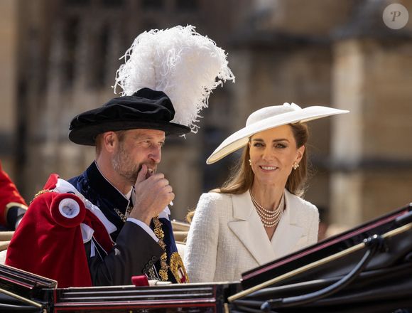 Le prince William, prince de Galles (Le prince William, prince de Galles) et Catherine, princesse de Galles (Catherine (Kate) Middleton, princesse de Galles), montent dans une calèche après la cérémonie de l'Ordre de la Jarretière à la chapelle St George, château de Windsor, le 16 juin 2025 à Windsor, Angleterre.

© Ian Vogler/MirrorPix/Bestimage