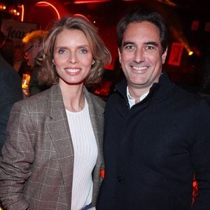 Sylvie Tellier et son mari Laurent Schenten assistent au 150ème One Man Show Tombes Du Ciel de Jeanfi Janssens à la Comédie des Champs-Elysées à Paris, France, le 13 février 2025. Photo par Jerome Dominé/ABACAPRESS.COM