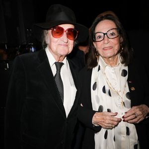 Exclusif - Nana Mouskouri et son mari André Chapelle - Claude Lemesle reçoit la cravate des arts et des lettres des mains de G. Davoust lors de son concert au Café de la Gare à l'occasion de son 80ème anniversaire à Paris le 12 octobre 2025. Claude Lemesle est l'un des plus grands auteurs de chansons françaises de tous les temps. Pas moins d'une centaine des innombrables chansons qu'il a écrites sont devenues des classiques.
© Coadic Guirec/Bestimage