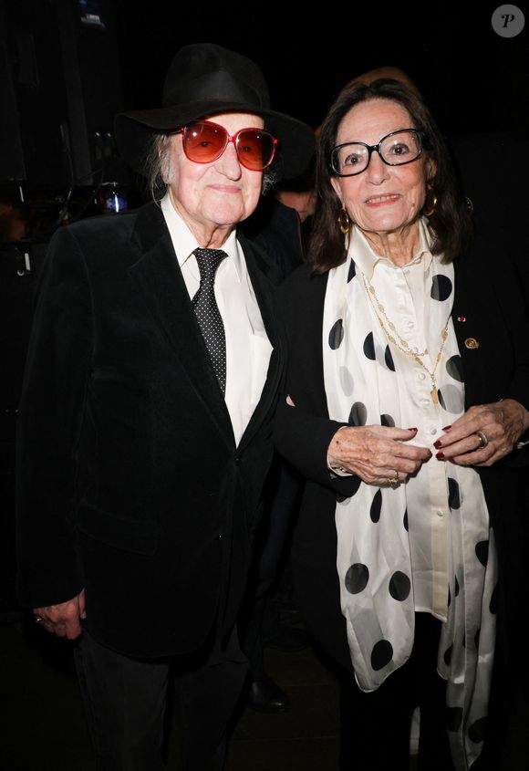 Exclusif - Nana Mouskouri et son mari André Chapelle - Claude Lemesle reçoit la cravate des arts et des lettres des mains de G. Davoust lors de son concert au Café de la Gare à l'occasion de son 80ème anniversaire à Paris le 12 octobre 2025. Claude Lemesle est l'un des plus grands auteurs de chansons françaises de tous les temps. Pas moins d'une centaine des innombrables chansons qu'il a écrites sont devenues des classiques.
© Coadic Guirec/Bestimage
