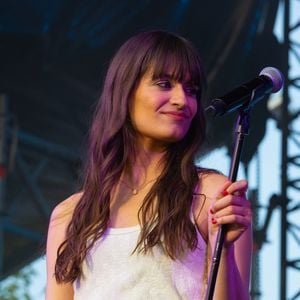 "Donc il dit : “Heu... Maman, Clara Luciani. Heu... Aïe aïe aïe et tout pour moi !” Mais c’est vrai que le “aïe aïe aïe” de "Courage", c’est un bon hook pour les enfants" a-t-elle confié.

Clara Luciani - Festival 4L au Chalet des Iles à Paris le 22 Juin 2025. © Sitraka Ramiandrasoa/Bestimage