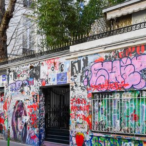 La Maison Gainsbourg, ouverte en 2023 au 5 bis rue de Verneuil, est devenue un lieu culturel et muséal.

Maison de Serge Gainsbourg (35ème anniversaire de sa mort) à Paris, France, le 2 mars 2026. © Alexandre Fay/PixPlanete/Bestimage
