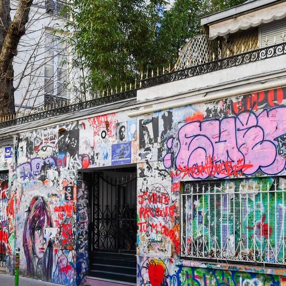 La Maison Gainsbourg, ouverte en 2023 au 5 bis rue de Verneuil, est devenue un lieu culturel et muséal.

Maison de Serge Gainsbourg (35ème anniversaire de sa mort) à Paris, France, le 2 mars 2026. © Alexandre Fay/PixPlanete/Bestimage