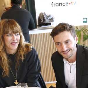 Elle a également été choisie comme Directrice stylisme costume cérémonies lors des Jeux olympiques de Paris 2024

Exclusif - Daphné Bürki et Thomas Jolly (Directeur artistique des cérémonies aux Jeux Olympiques de Paris 2024) au déjeuner dans la loge de France TV lors des Internationaux de France de Tennis de Roland Garros 2024 - Jour 09 à Paris, France, le 3 juin 2024. © Bertrand Rindoff/Bestimage