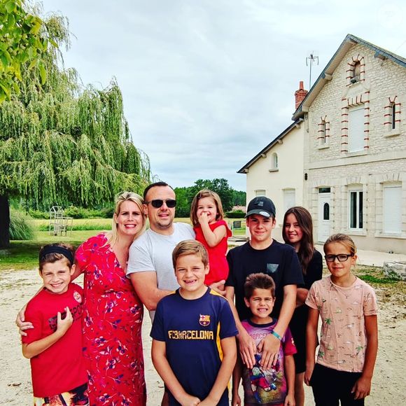 La famille Gonzalez posant devant l'ancien moulin qu'ils avaient acheté et qu'ils ont revendu. Instagram.