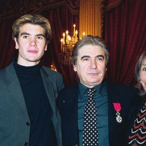 Le chanteur a longtemps vécu éloigné des siens et notamment de sa première épouse Michèle Chauvier, la mère de son fils unique Frédéric Lama, né en 1981... 

Serge Lama avec son ex-femme Michèle Chauvier et son fils Frédéric Lama à l'Élysée, Paris, le 15 avril 2000. Crédit Rindoff-Macault / Bestimage