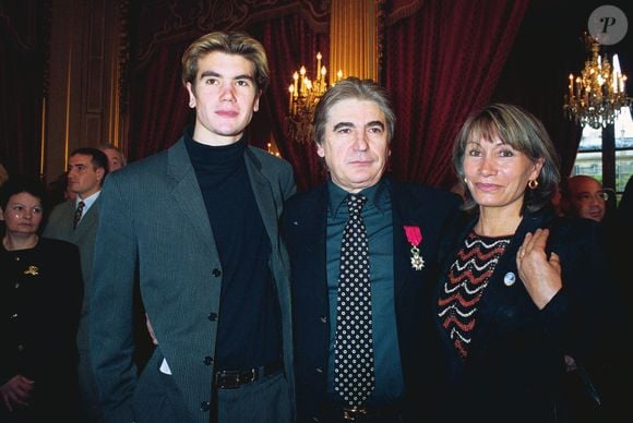 Le chanteur a longtemps vécu éloigné des siens et notamment de sa première épouse Michèle Chauvier, la mère de son fils unique Frédéric Lama, né en 1981... 

Serge Lama avec son ex-femme Michèle Chauvier et son fils Frédéric Lama à l'Élysée, Paris, le 15 avril 2000. Crédit Rindoff-Macault / Bestimage