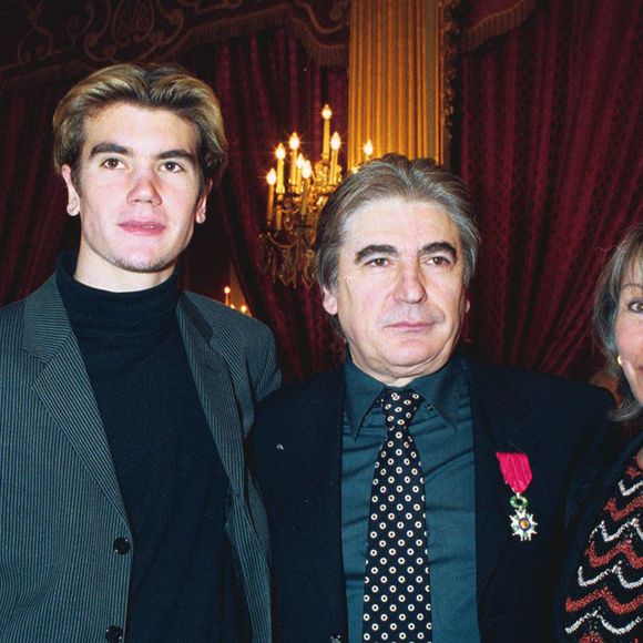 Le chanteur a longtemps vécu éloigné des siens et notamment de sa première épouse Michèle Chauvier, la mère de son fils unique Frédéric Lama, né en 1981... 

Serge Lama avec son ex-femme Michèle Chauvier et son fils Frédéric Lama à l'Élysée, Paris, le 15 avril 2000. Crédit Rindoff-Macault / Bestimage